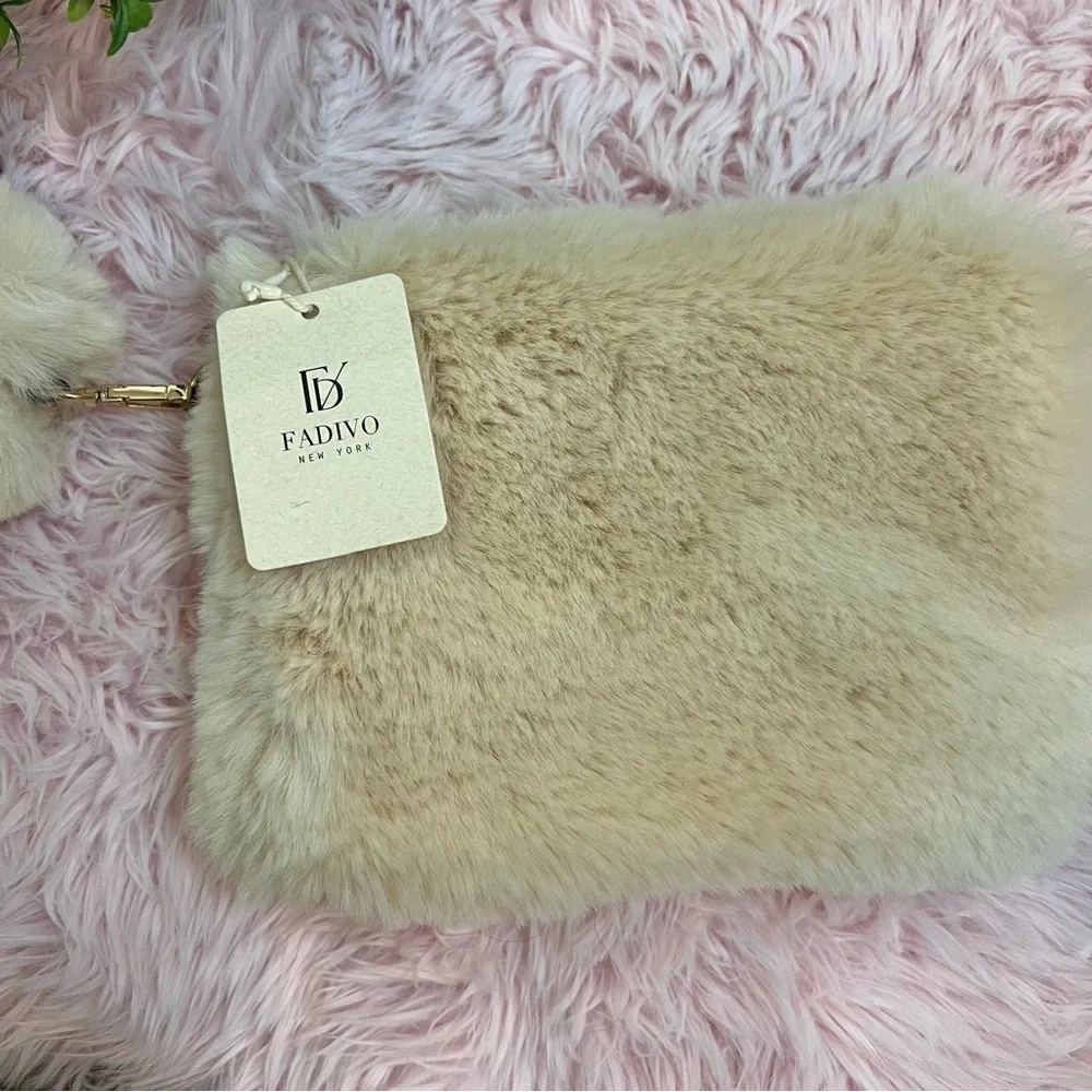 Fadivo Boutique NWT Cream Faux Fur Wristlet‎ Wallet Clutch Removable Wrist Strap